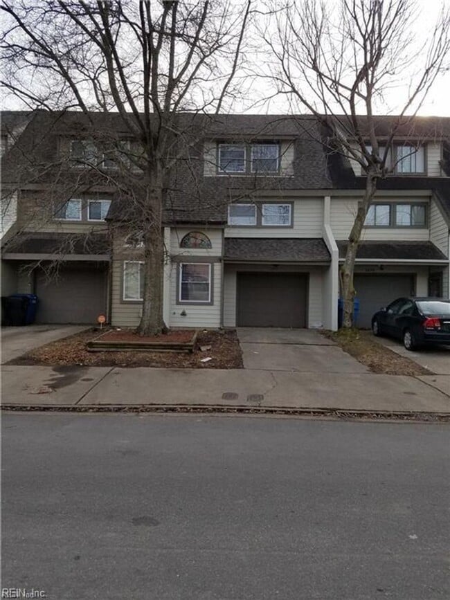 Building Photo - Three story townhouse in centrally located...