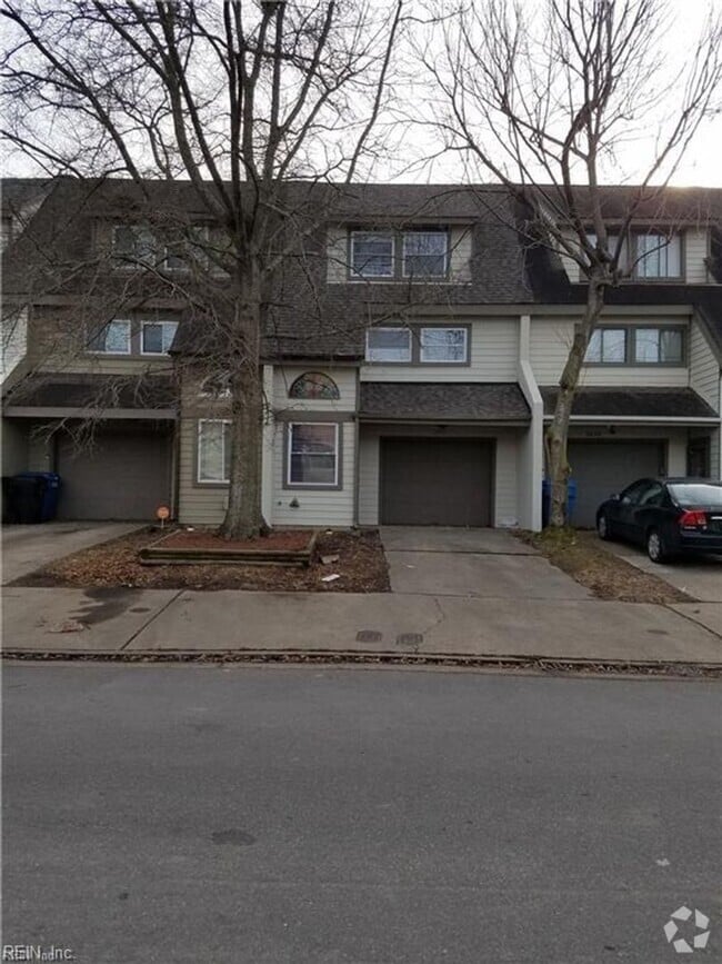 Building Photo - Three story townhouse in centrally located...