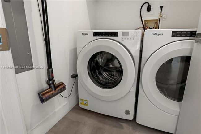 Building Photo - 17550 Collins Ave