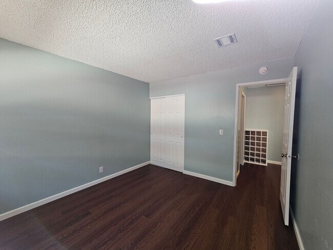 Building Photo - Sunny and Bright 2 Bedroom Townhome in Vallejo CA
