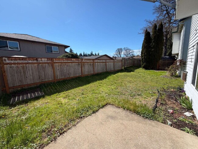 Building Photo - Spacious 3-bedroom Duplex in Wilkes Neighborhood **1 Portable AC unit included**