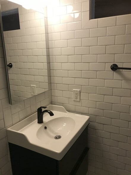 Building Photo - 1412 SE Carlton St