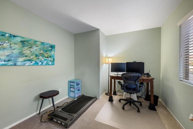Building Photo - Move in ready 3 bedroom plus a den!