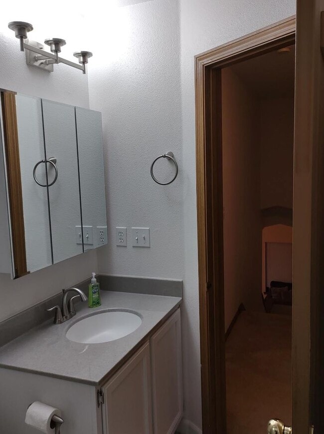 Building Photo - 3 bedroom home in Convenient Silverdale Location!