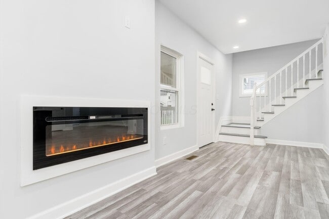 Building Photo - 905 Carpenter St