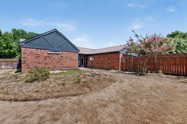 Building Photo - 215 Aspenway Dr