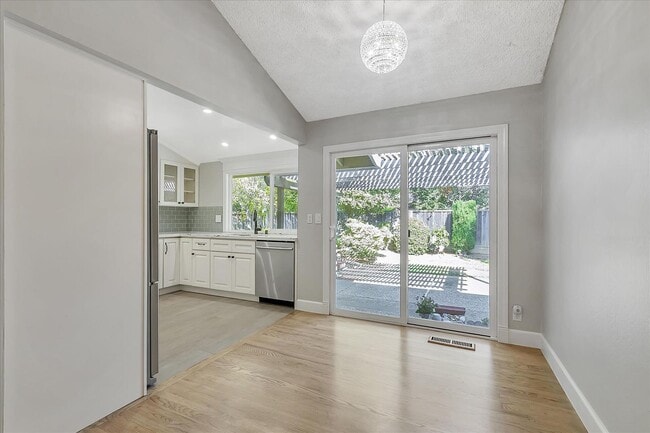 Building Photo - Great Location! Great Schools! Month to Month Only!