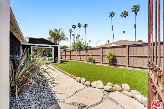 Building Photo - 8176 La Jolla Shores Dr