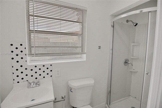 Building Photo - 1160 W 26th Ct