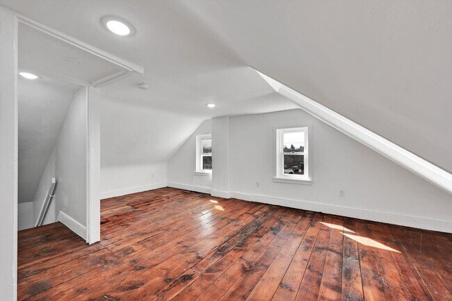 Building Photo - 4 Bedroom 2 Bath Home for Rent in SoWe Nei...