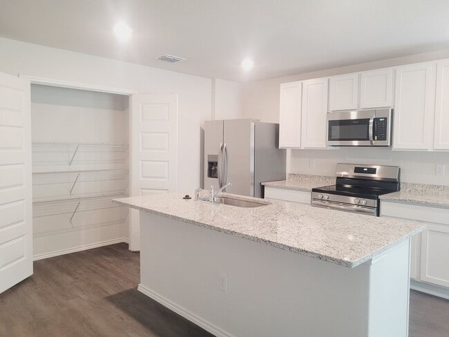 Building Photo - "Like New" 1-story | 4 bedroom | 2 bath home on quiet cul-de-sac with no neighbors behind in tran...