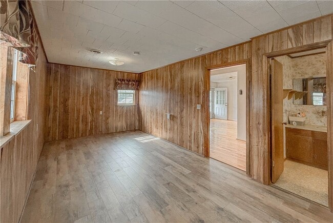 Building Photo - 937 E Main St