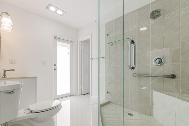 Building Photo - 2810 NE 60th St