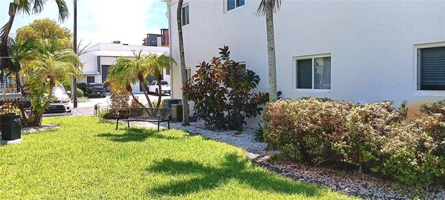 Building Photo - 715 NE 2nd Ave