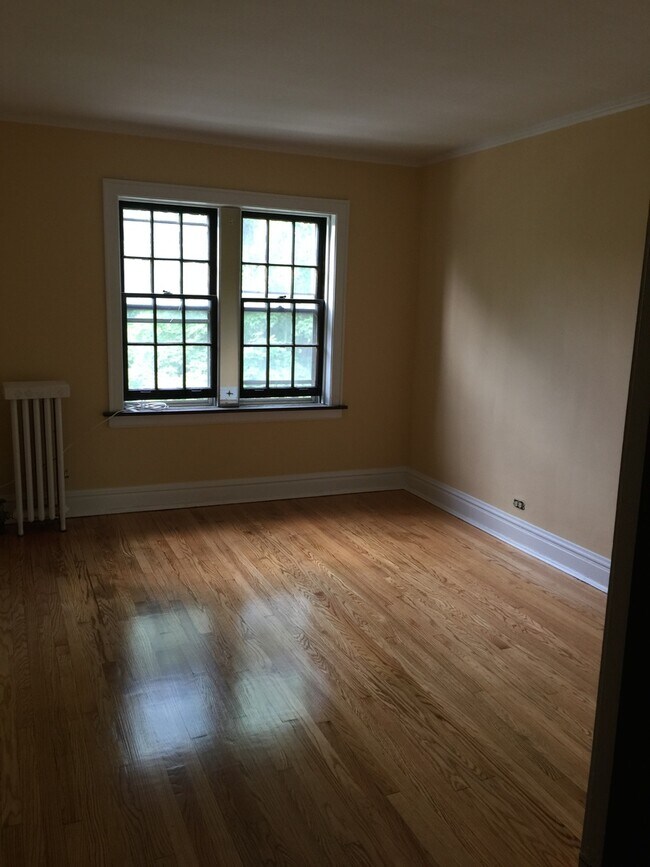 Building Photo - 706 S Maple Ave