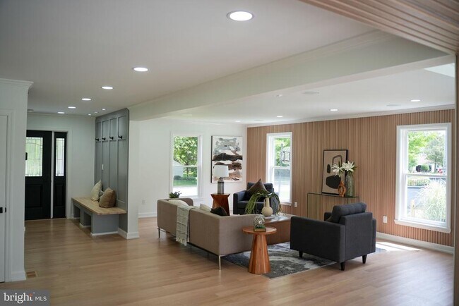 Building Photo - 12 Westgate Cir