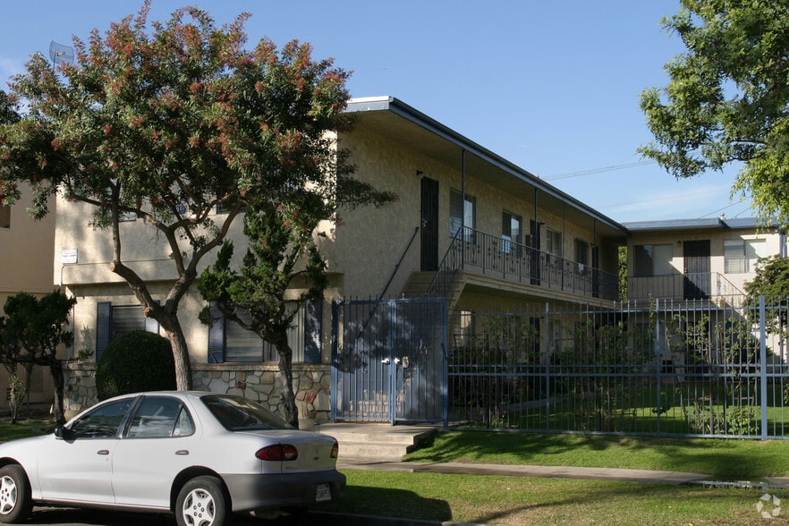 Building Photo - 2705