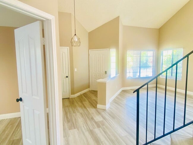 Building Photo - Calabasas Two-Story 4b/3b Beautifully & Mo...
