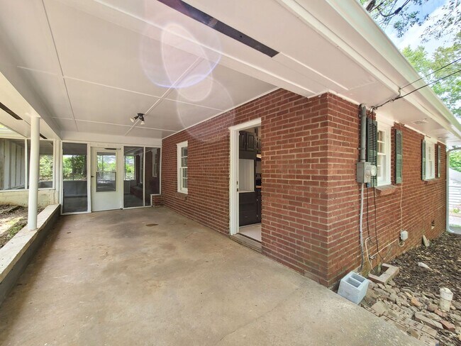 Building Photo - Cutest Bungalow in the Heart of Hapeville 3 bed/2 bath
