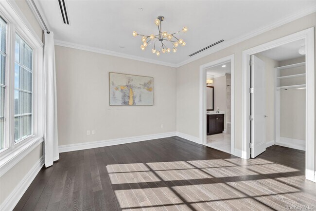 Building Photo - 5000 Royal Ct