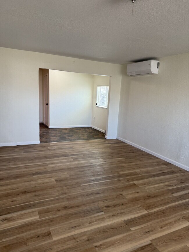 Building Photo - Charming 3-bedroom, 2-bathroom home located in the heart of Brentwood