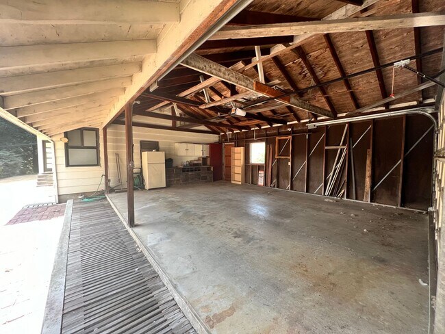Building Photo - 2 Bedroom Blue Lake House with extra Loft Space!