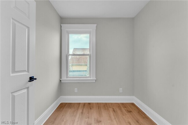 Building Photo - 1330 W 67th St