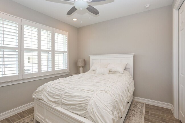 Building Photo - **Brand New, Bright & Beautiful Bonita Spr...