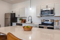 Building Photo - 912 Parkview Dr