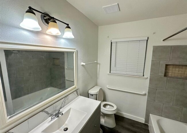 Building Photo - 530 Edgebrook Dr