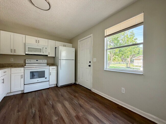 Building Photo - 2 bed/ 1 bath in Lakeland!