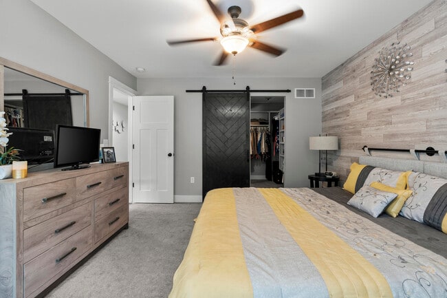 Building Photo - 718 N Alexander Ave