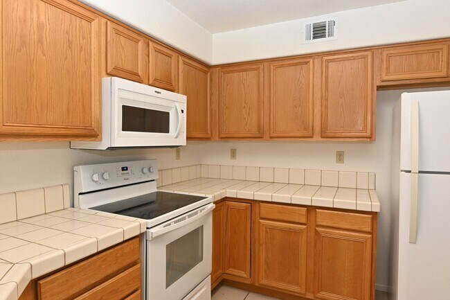 Building Photo - 2 story home, gated community, near Shops ...