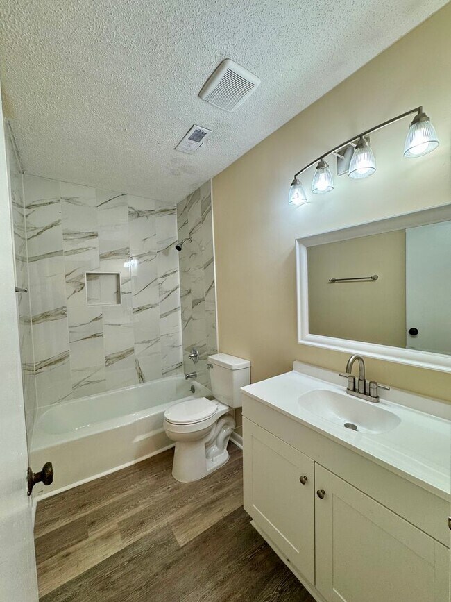 Building Photo - 2-bedroom townhouse in the Oaks!
