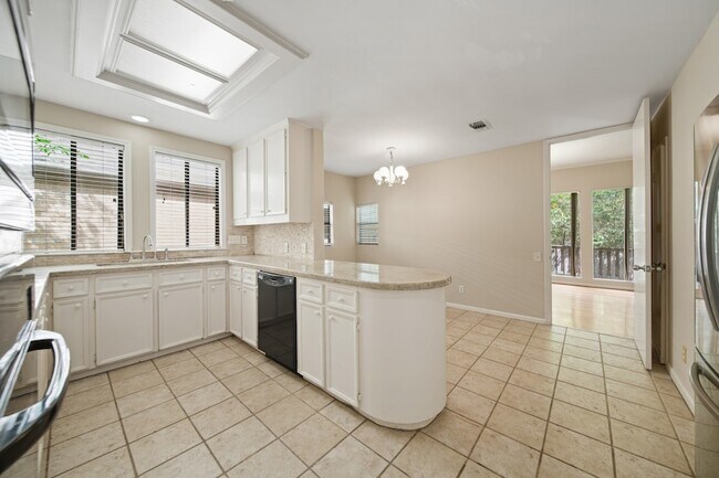 Building Photo - 130 Sugar Berry Cir