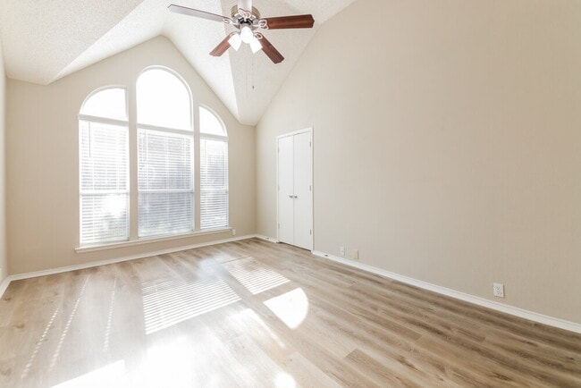 Building Photo - 742 River Oak Way