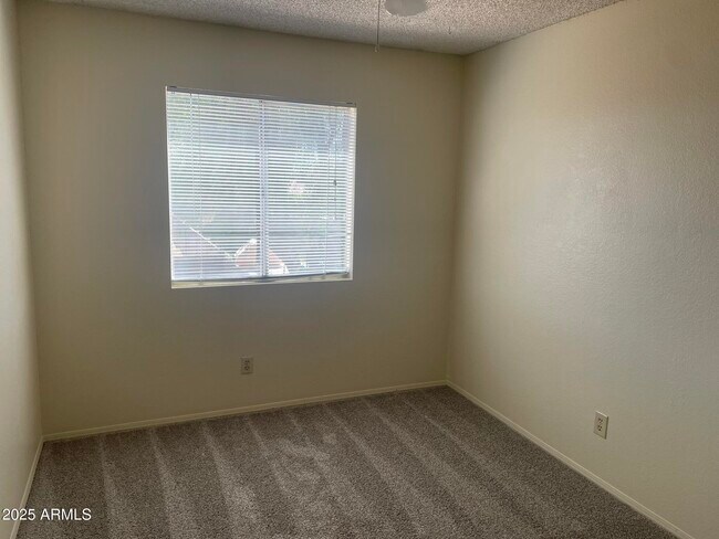 Building Photo - 1327 W Straford Dr