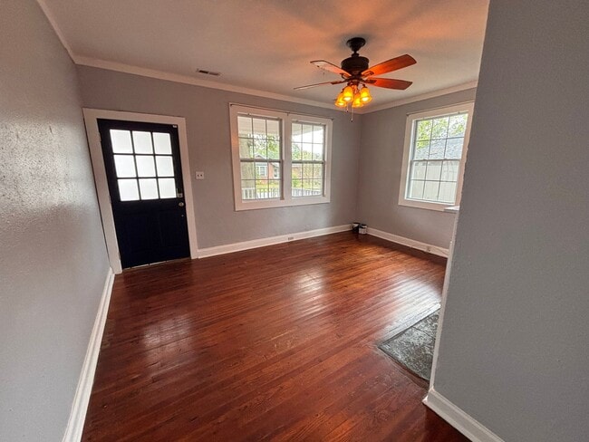 Building Photo - 3 Bedrooms, 2 Bathrooms - Home in Celenease!