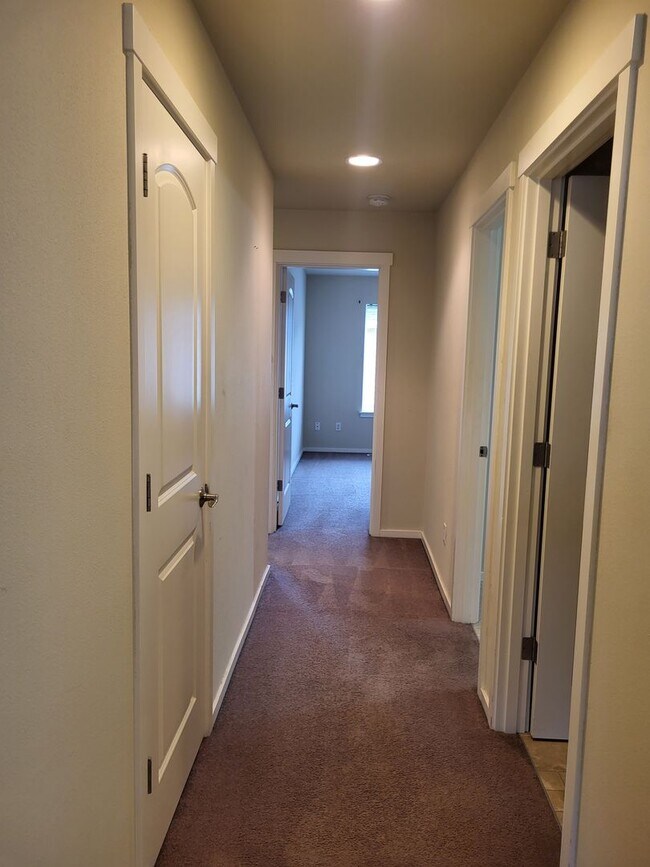 Building Photo - Beautiful 3 Bed 2.5 Bath 3 story home in South Hill Puyallup