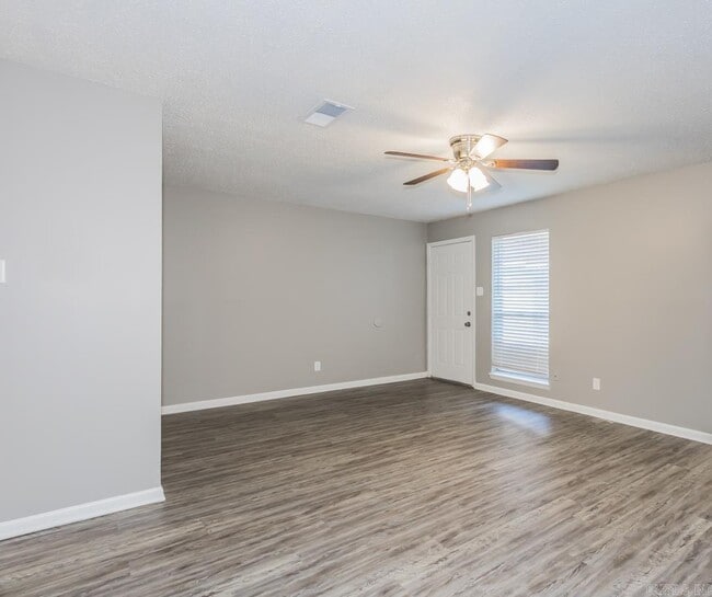 Building Photo - 19 E Laramie Dr