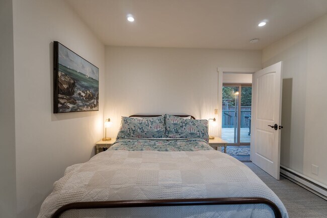 Building Photo - Forest Avenue Hideaway