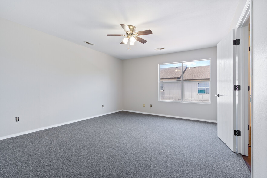 Building Photo - 950 W Eagle St