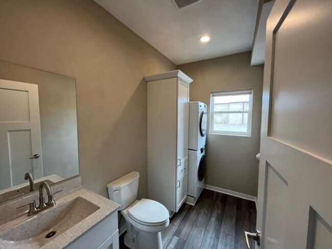 Building Photo - 485