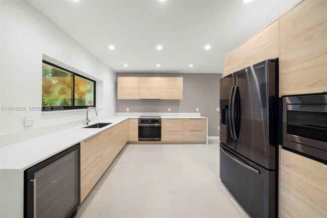 Building Photo - 151 NE 43rd St