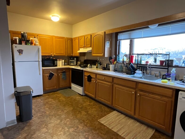 Building Photo - 325 Main St