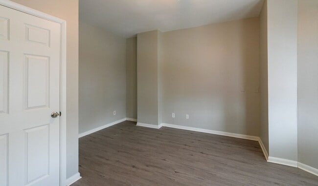 Building Photo - Newly renovated 6 bedroom 2.5 bath in Carroll Park Area