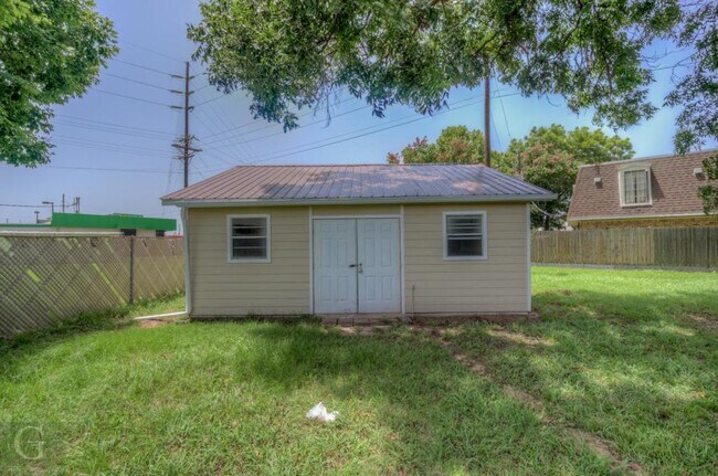Building Photo - 425 Plaza Cir