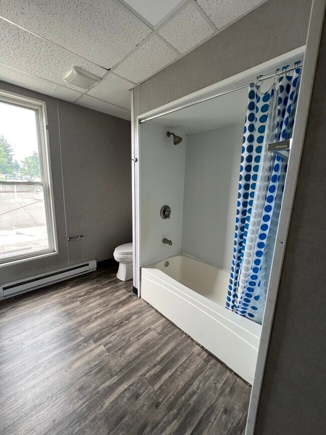 full bath - 219 N Cedar St