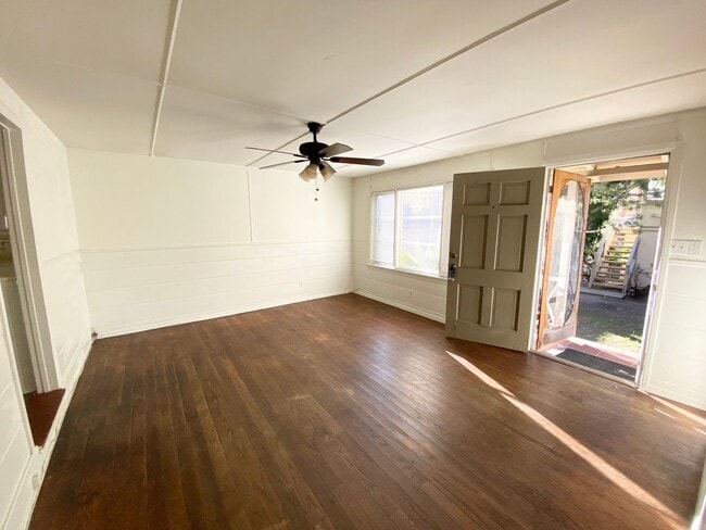 Building Photo - Stunning one bedroom one bath located on pch!