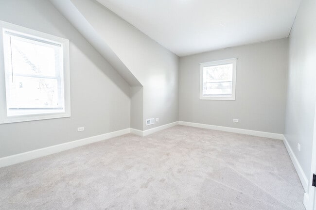 Building Photo - 636 Emerald Ave